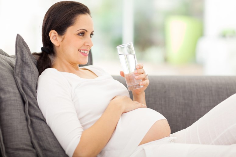 how-much-water-should-a-pregnant-woman-drink-and-avoid-certain-drinks